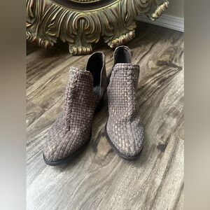 Very Volatile Veracruz Handwoven
Leather Cut Out Pointed Ankle Booties
Womens 7